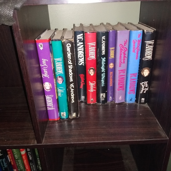 Vc andrews danielle steele n mary higgans clark books - Picture 3 of 4